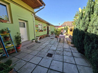 Casa spatioasa de vanzare teren 432 mp zona linistita - Lupeni Sibiu