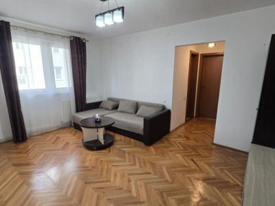 Apartament de inchiriat cu 3 camere mobilate utilate in zona Centrala