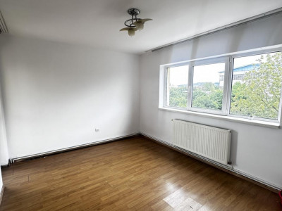 Apartament de vanzare 3 camere nemobilate cu balcon zona Trei Stejari