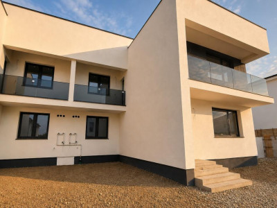 Casa de vanzare 4 camere 2 bai 2 balcoane 2 parcari Lidl Arhitectilor