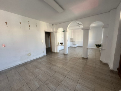 Spatiu comercial de inchiriat 3 camere 80 mpu curte Calea Dumbravii