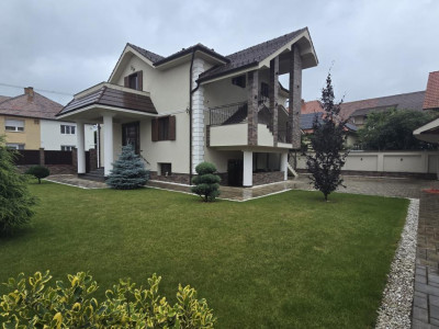 Casa individuala de vanzare 10 camere 691mp teren si garaj zona Lupeni