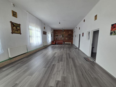 Casa de inchiriat 4 dormitoare living spatios baie prima inchiriere