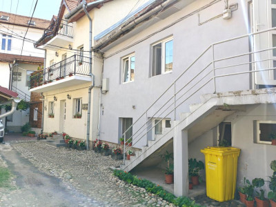 Apartament la casa 3 camere 70 mpu utili in apropiere de Piata Cibin