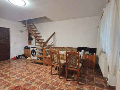 Apartament de inchiriat cu 3 camere balcon la mansarda Vasile Aaron