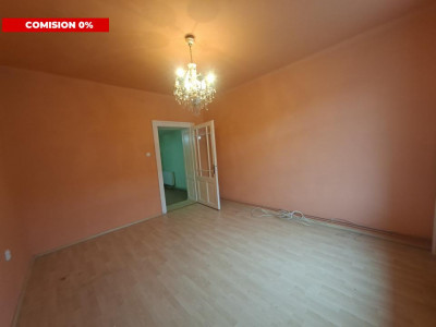 Apartament la casa de vanzare 2 camere garaj curte comuna cu 2 vecini