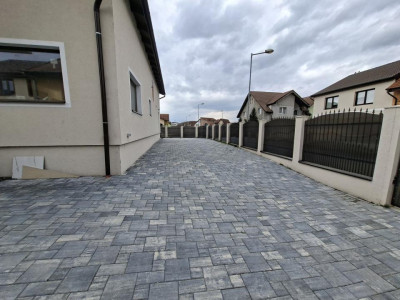 Casa individuala de inchiriat 6 camere pretabil spatiu birou Sibiu