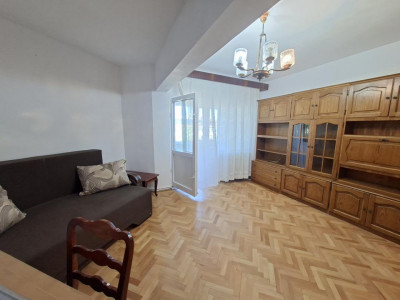 Apartament de inchiriat 2 camere zona Strand etaj 2 bucatarie separata