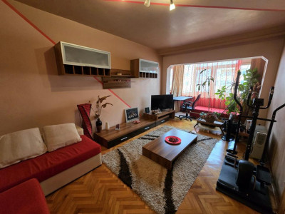 Apartament decomandat de vanzare etaj intermediar lift Vasile Aaron 